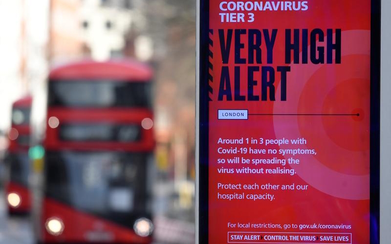 A warning sign about covid-19 in the uk (photo: reuters) 